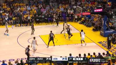 [Highlight] Draymond rises up for the slam!