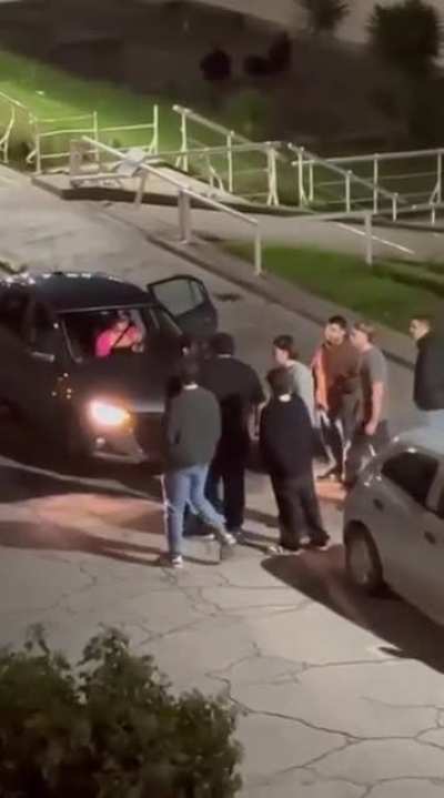 Mar del Plata: Joven de gran porte empujó a otro luego de una discusión a la salida de un boliche y resultó atropellado, salió ileso