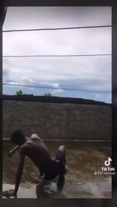 doazin est&aacute; a jogar bola vadia