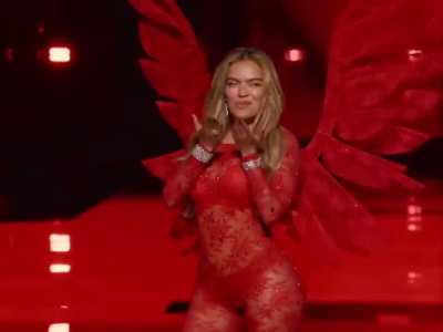 Ic&oacute;nica, diosa y espectacular Karol G en el desfile de Victoria's Secret!! no solo su actuaci&oacute;n, sino su paso por la pasarela