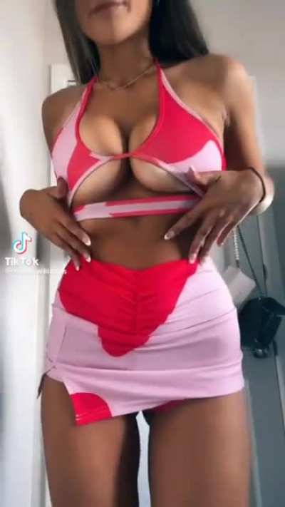 THAT FUCKING BODY 😩😩😍😍