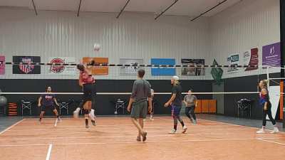 One Handed Volleyball Set! A lot of people liked this particular clip so here it is! My previous account was "u/ProtagVolley". Sorry if it's too loud. I can never get the audio levels right.