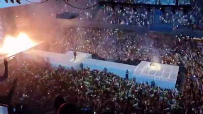 Family Ties in Amsterdam, crowd goes wild!