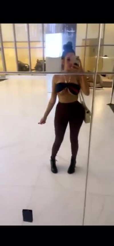 She Looking Right