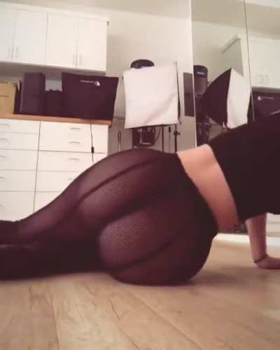 [kik is SaladFace731] need a good bud to rp as a slutty teasing mommy Iggy Azalea and feed me pics and vids of her while you overwhelm me with your perfect arse in a new neighbour rp!!
