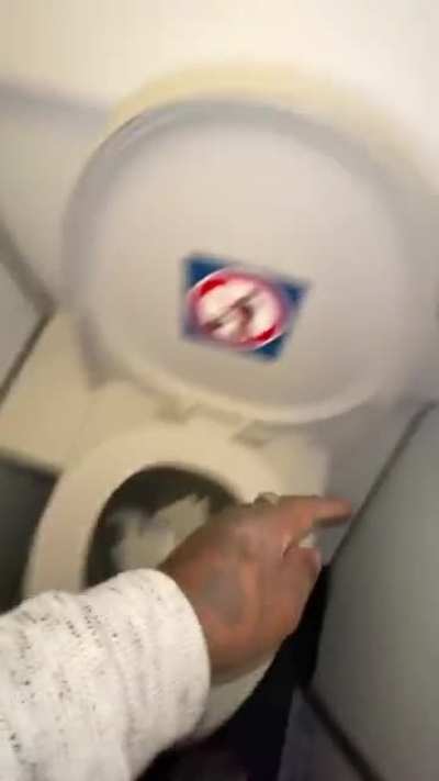 te imaginas q cuando apreta el boton se le salga un ojo y se le caiga adentro del inodoro jaja