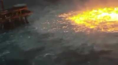 Im&aacute;genes de un incendio bajo el agua cerca de la plataforma Ku-Charlie cerca de la costa de Campeche en el Golfo de M&eacute;xico