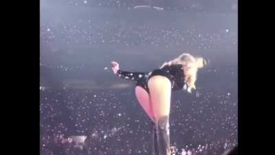 Taylor Swift putting on a show