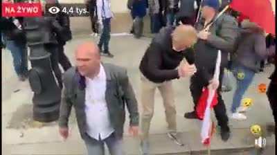 Policja ściska manifestant&oacute;w pod ścianą, a kiedy już nie ma miejsca żeby się cofać zaczyna pryskać gazem pieprzowym. Strajk Przedsiębiorc&oacute;w, Warszawa.