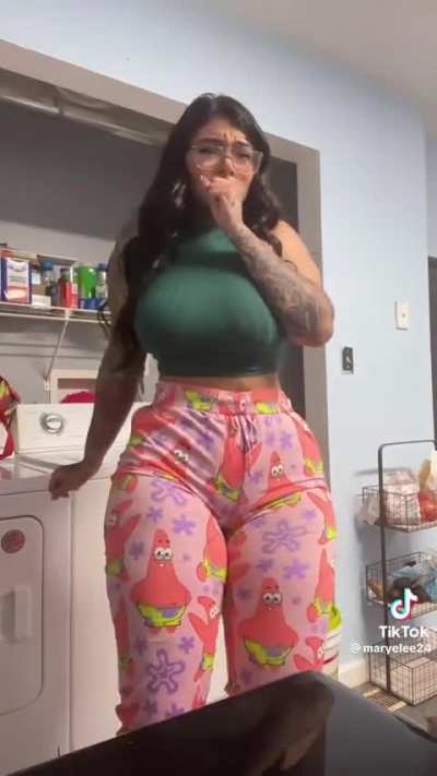 She shakin it so much she gonna break Patrick’s rock house! 