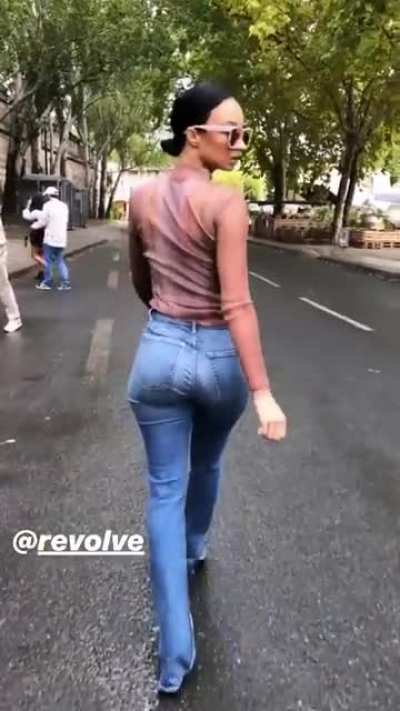 Yes, we&rsquo;re following that big phat ass. Swinging it like that what you expect? #BigBootyHoe