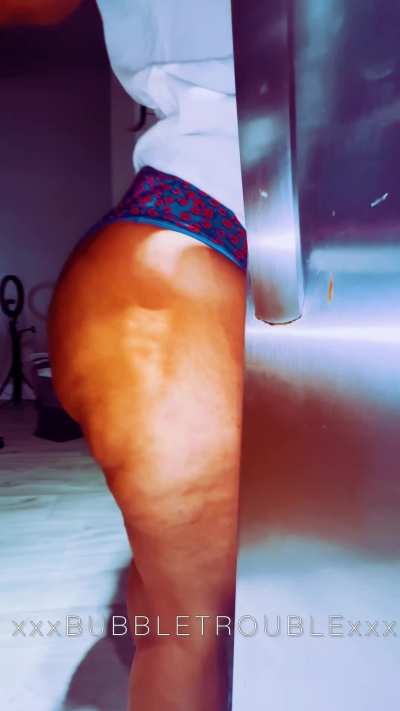Watch this ass shake while I clean 🍑
