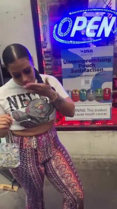 The pants isn't too Big for her 🍑