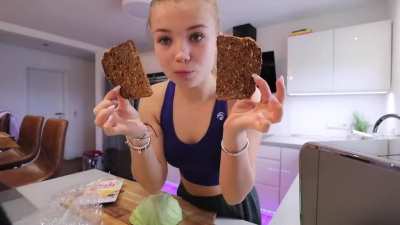 Julia pusht ihre Oberweite mit billigem Stoff und isst ekeliges Hasenfutter&hellip; Quelle: &bdquo;QUARANTEEENE_ DAY 1 (we schaff this)&ldquo;