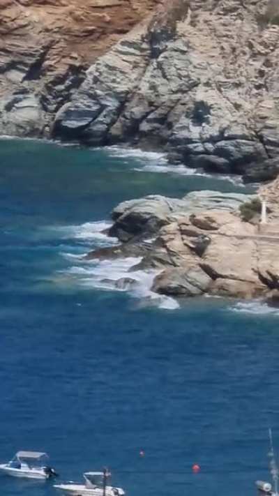 Zooming on the Crete