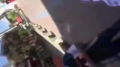 Polis önce telefonu yere atıyor, eziyor ancak videoyu silemiyorlar. Yorum sizin.