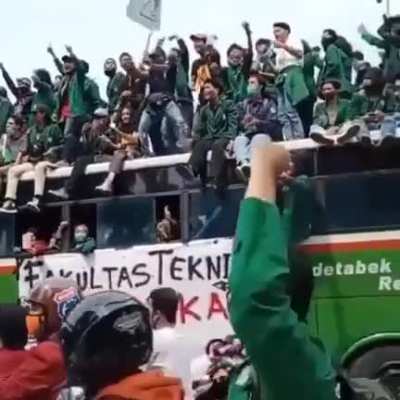 Protesters singing "Shinzou wo Sasageyo"