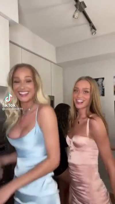Blue dress 🤤