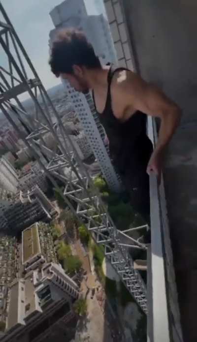 Yannis when he sees a balcony during a show: