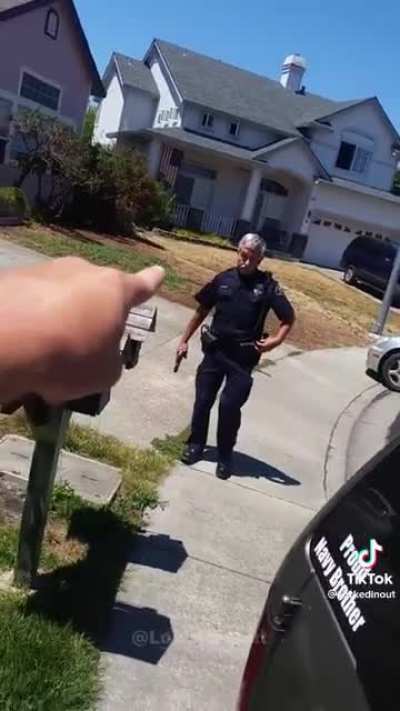 Police officer pulls gun on citizen for filming him