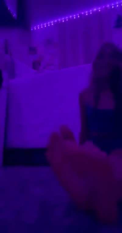 2 19yrs sucking each others toes! 