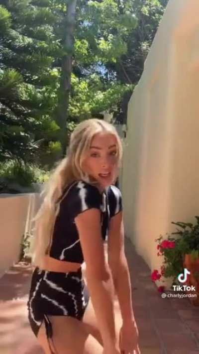 Love the lil booty🍑