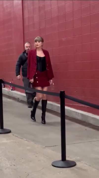 Taylor Swift&rsquo;s security team asking photographers to stand up so they can&rsquo;t take an upskirt pic. 