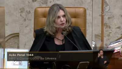 "... agarre o Alexandre de Moraes pelo colarinho dele e sacuda a cabe&ccedil;a de ovo dele..."