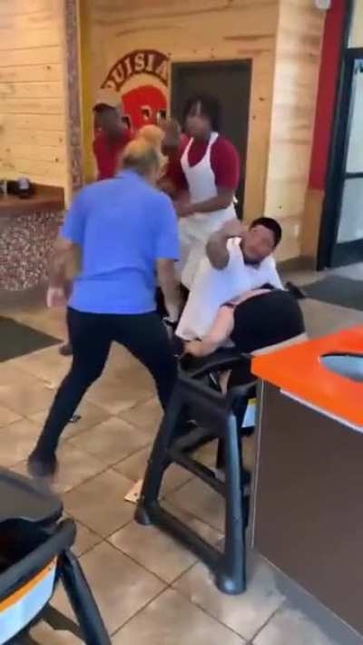 the whole Popeyes staff joined in to fight her