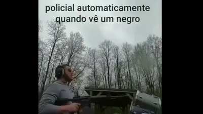 policiais automaticamente quando v&ecirc;em um nego kkkkkkk
