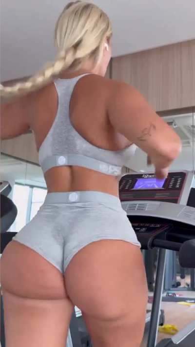 She should be paid for coming to the gym. JoliieJuiiicy