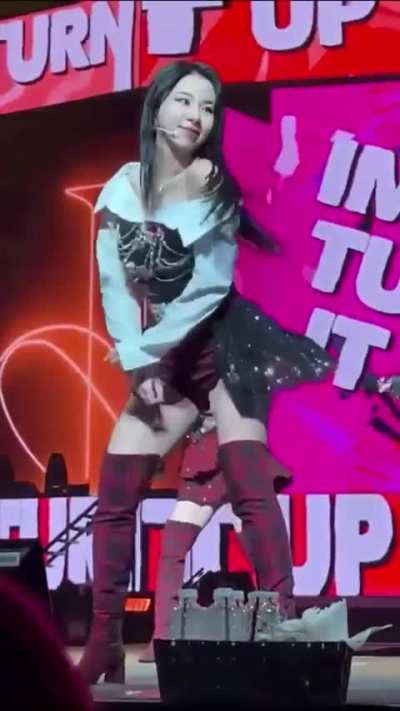 Chaeyoung is so petite🥹