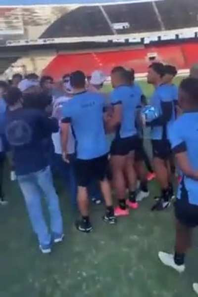 Torcida do Santa invade treino para agredir os jogadores na v&Atilde;&copy;spera do jogo mais decisivo do ano.