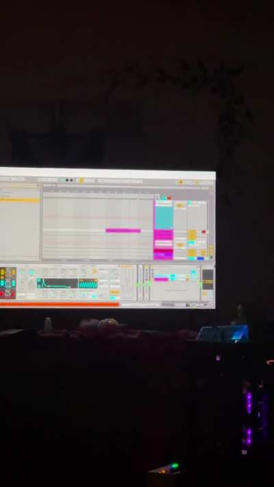 Accidentally recreated the intro Bass sound to MJ&rsquo;s Beat it , with only Suite 11 sounds