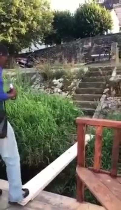 I'mfine, juss gonna cross, Igoddis