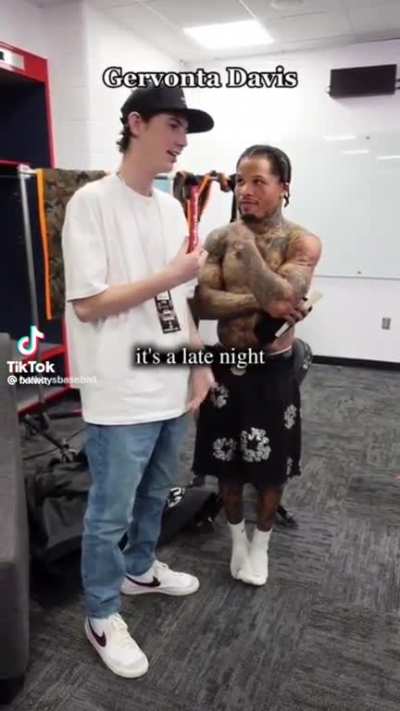 I just want someone to look at me the same way Tank looks at this interviewer 🥺👉👈