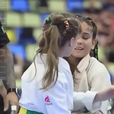 She won the match, then won hearts by turning her opponent’s tears into a smile 🥹