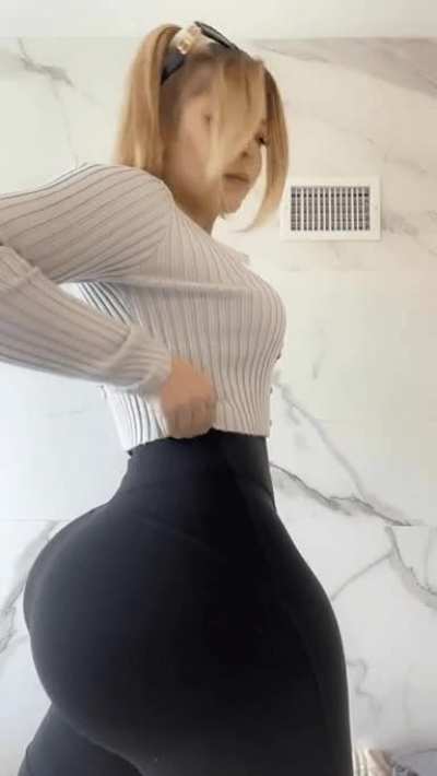 She's so thicc 🤤
