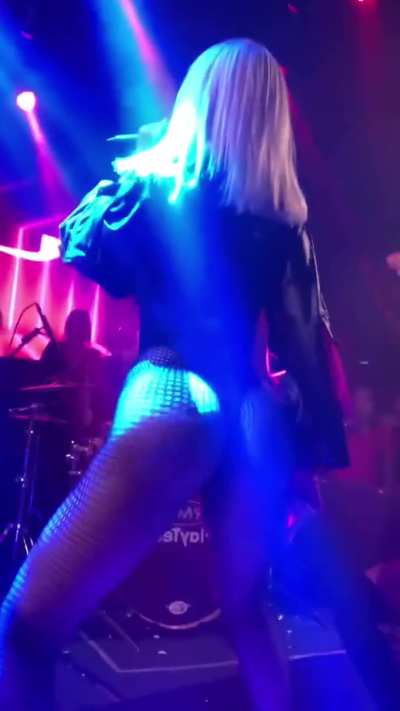 A raba que merece um palco s&oacute; pra ela