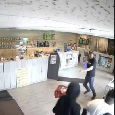 Guy fights off thieves with a bong