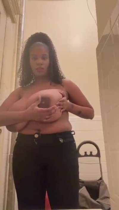 Can&rsquo;t believe she still got this much milk in her🔥😮&zwj;💨