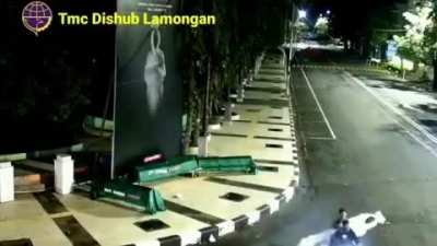 Pernahkah kalian gabut terus ngajak jalan2 pocong?