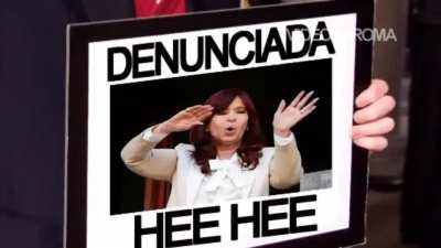 (Posibles titulos) Me lo mand&oacute; mi mama / argentina sha fue.