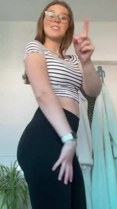 TikTok thot Emmi keeps impressing me with her beautiful leggings ass 🍑🥵