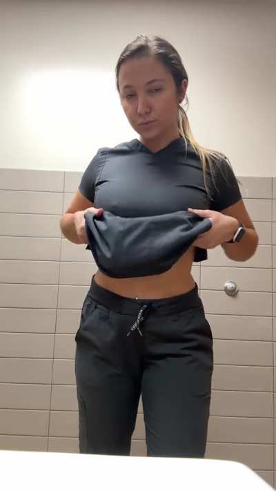 I love dropping my nurse tits at work 👩&zwj;⚕️🥵
