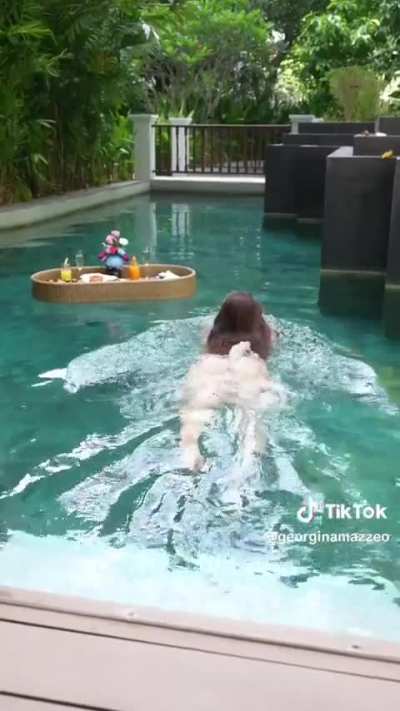 Beauty in the pool🔥