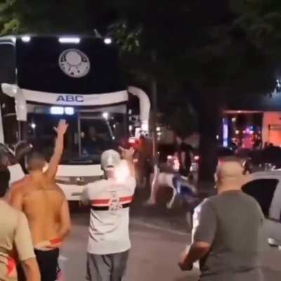 Torcedor dando um mortal de costas e mostrando o dedo do meio pro &ocirc;nibus do Palmeiras