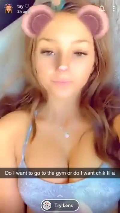 Taylor is looking fine as hell 😍 (hopefully she keeps these tits coming) 🙏