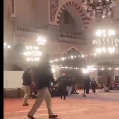 Emir kullarının İBDA-C ter&ouml;ristleriyle cami i&ccedil;inde top oynadığı ortaya &ccedil;ıktı. Bunlar daha 1 sene kadar &ouml;nce Kılı&ccedil;daroğlu seccadeye bastığı i&ccedil;in ortalığı velveleye vermemişler miydi?