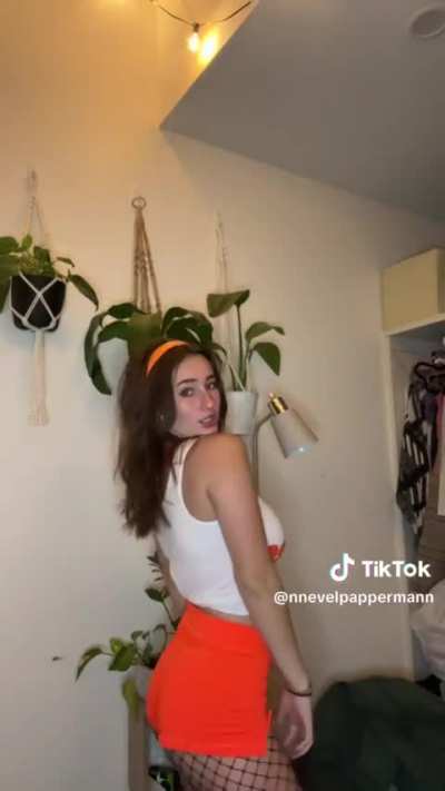 Hooters waitress @nnevelpappermann